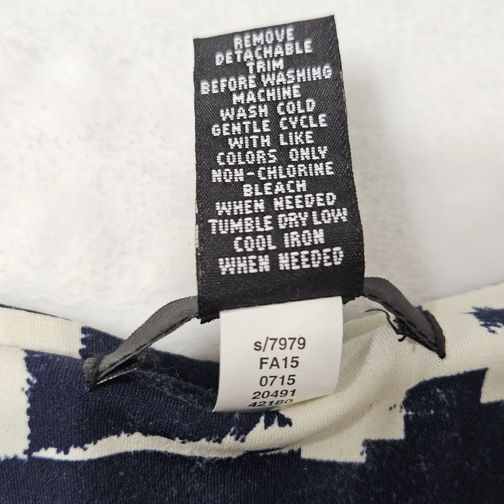 EUC Alfani blouse navy blue & off-white artsy pattern w/detachable necklace XL - Picture 9 of 12